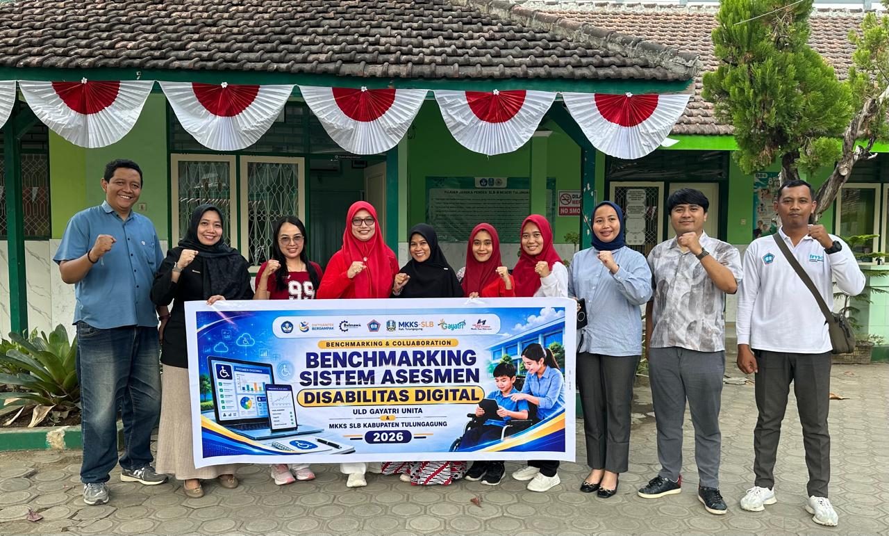 Foto grup peserta Benchmarking Sistem Asesmen Disabilitas Digital 2026 dengan spanduk dan dekorasi merah-putih.